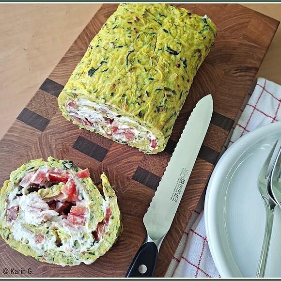 Zucchinirolle mit paprika, tomate, schinken und frischkäse