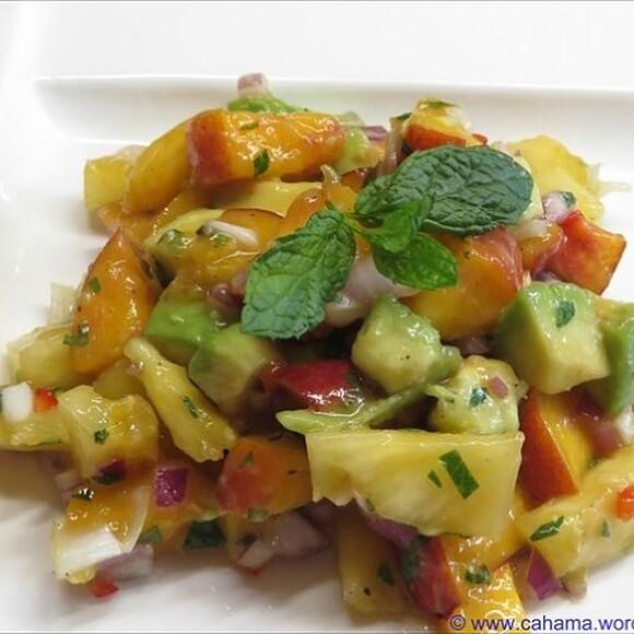 Ananas-nektarinen-salsa mit avocado, chili und minze