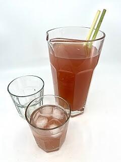 Stille grapefruit-limonade mit traubensaft und zitronengras