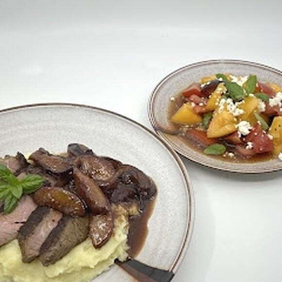 Straußensteak mit Pflaumensoße und Tomatensalat