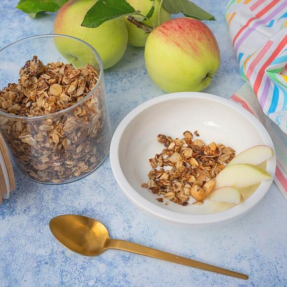 Bratapfel-granola: knusprige granola mit bratapfel, zimt und nüssen
