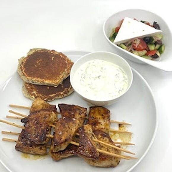 Souvlaki mit griechischem Bauernsalat und Tzatziki