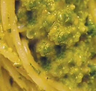 Knoblauch-Petersilien-Pesto auf Pasta