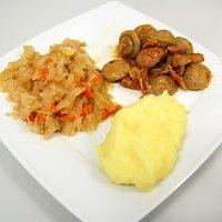 Selbstgemachtes Sauerkraut mit Kartoffelpüree und Bratwurstpfanne
