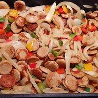 Bratwurstpfanne mit Gemüse und Sahnesauce
