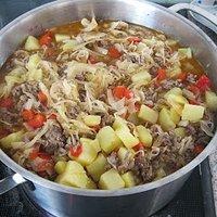 Hackeintopf mit Sauerkraut