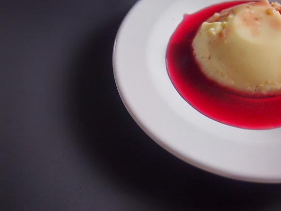 Eierlikör-Panna Cotta mit Kirsch-Punschsoße