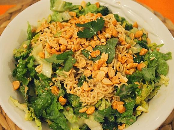 Mie-Nudeln mit geröstetem Brokkoli und Erdnuss-Seidentofu-Sauce
