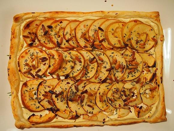 Apfel-Tarte mit Ziegenfrischkäse, Honig und Pinienkernen