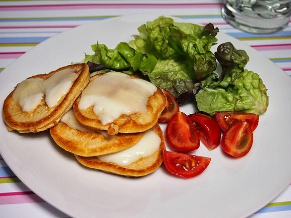 Pfannkuchen mit taleggio, kirschtomaten und salat