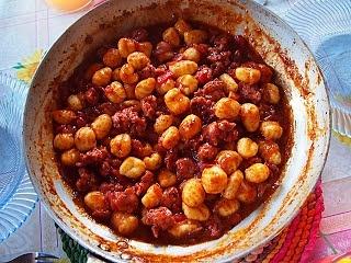 Gnocchipfanne mit Salsiccia und Tomaten