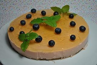 Melonen-Mousse-Torte mit Fruchtsaft-Spiegel