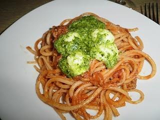 Pasta all´amatriciana mit mozzarella-pesto-bällchen