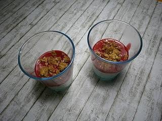 Weiße Schokoladencreme mit Himbeersoße und Knusperflocken