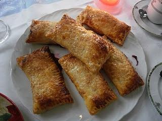 Blätterteigtaschen mit Kirschen