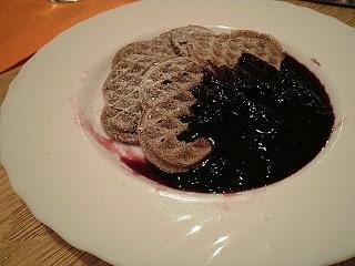 Schokoladenwaffeln mit Heidelbeerkonfit