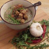 Champignoncremesuppe mit Rucola und Knoblauch-Croutons (vegan)