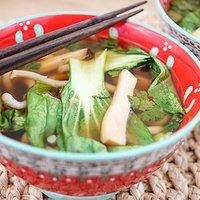 Klassische asiatische Suppe mit Udon-Nudeln und Pak Choi