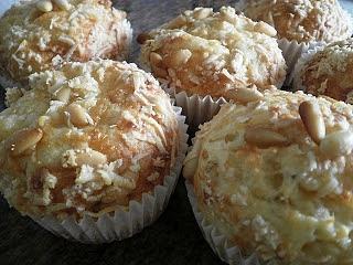 Parmesan-Pinienkerne-Muffins und Spargel-Ziegenkäse-Quiche