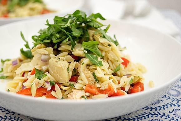 Orzo mit thunfisch, artischocken, petersilie und minze