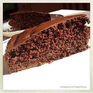 Saftiger Haselnusskuchen mit Schokolade