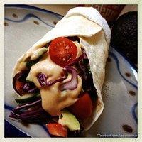 Wrap mit Quinoa und Paprika-Hummus