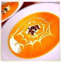 Kürbis-Suppe mit Curry und frischem Ingwer