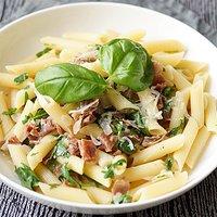 Pasta mit Parmaschinken und Rucola in einer Zitronen-Weißwein-Sauce