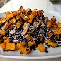 Lauwarmer salat mit butternusskürbis und beluga-linsen