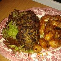 Gröönkohlfrikadell mit seuten Kantüffeln