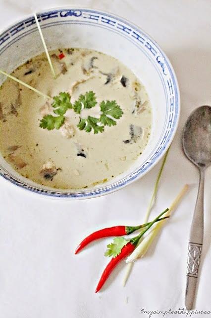 Thailandische kokossuppe mit lemongrass und hähnchen