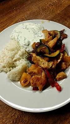Hähnchen-Gemüse-Pfanne mit Basilikumquark