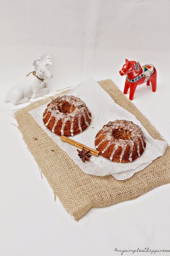 Kleine chai gugelhupfe für weihnachtskaffee