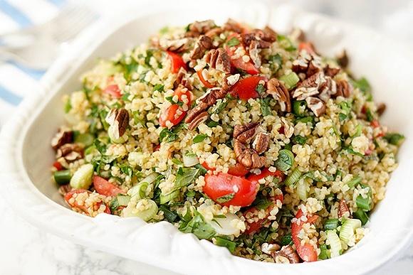 Bulgur-Salat mit frischen Kräutern und Zitrone