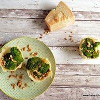 Brokkolisalat im Parmesankörbchen