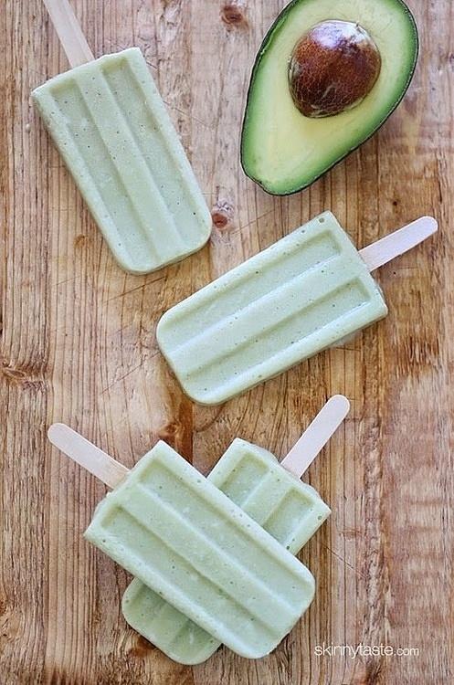 Gesunde avocado eis am stiel