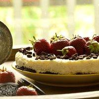 No Bake Oreo Vanille Cheesecake mit Erdbeeren