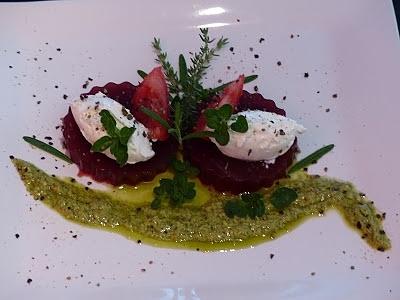 Tomatengelee mit Ziegenfrischkäse und Basilikumpesto