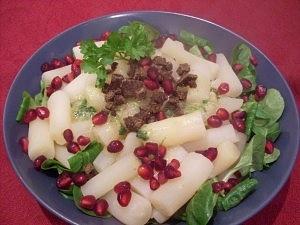 Winterspargel mit Senfsoße und Pumpernickel-Granatapfel-Topping vegan