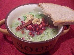 Broccoli-Joghurtsuppe mit fruchtig-nussigem Topping vegan
