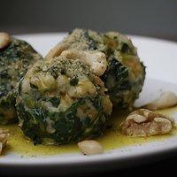 Spinat-Semmelknödel mit geröstetem Nussparmesan & Veganem Butteröl