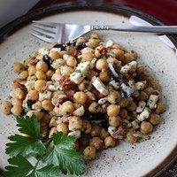 Kichererbsen-Salat mit getrockneten Tomaten und Feta