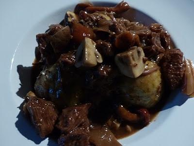 Landhaussuppe mit frischen Waldpilzen und Semmelknödeln