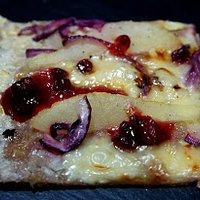 Flammkuchen: Birne trifft Preiselbeere,Thymian und Zwiebel