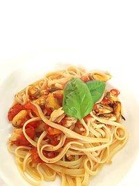 Pasta mit Muscheln in Tomatensauce