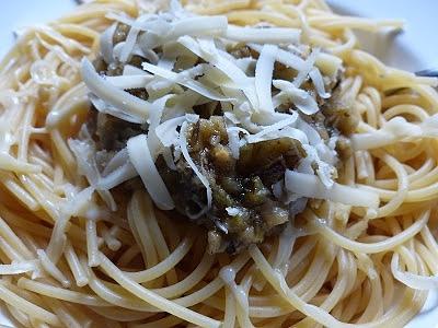 Spaghetti mit zucchini und pesto aus macadamia und kürbiskernen