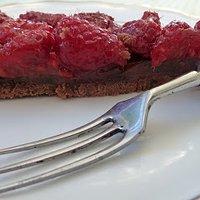 Himbeer Schokolade Tarte mit frischen Beeren