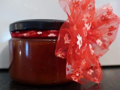Scharfe tomatensalsa mit honig und chili