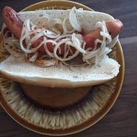 Hot Dogs mit eingelegten Zwiebeln