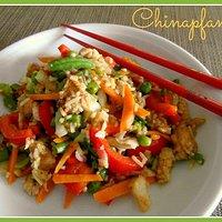 Bunte Chinapfanne mit Gemüse, Reis und Putenfleisch
